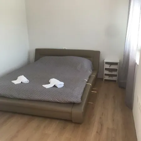 And Room's * Lublana